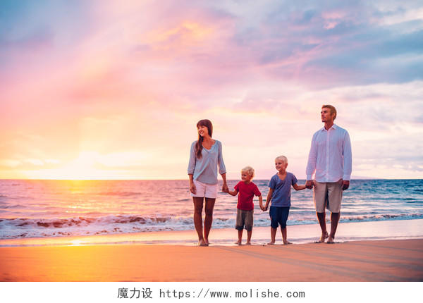 日落时在海滩上的四口之家幸福幸福的人美好童年